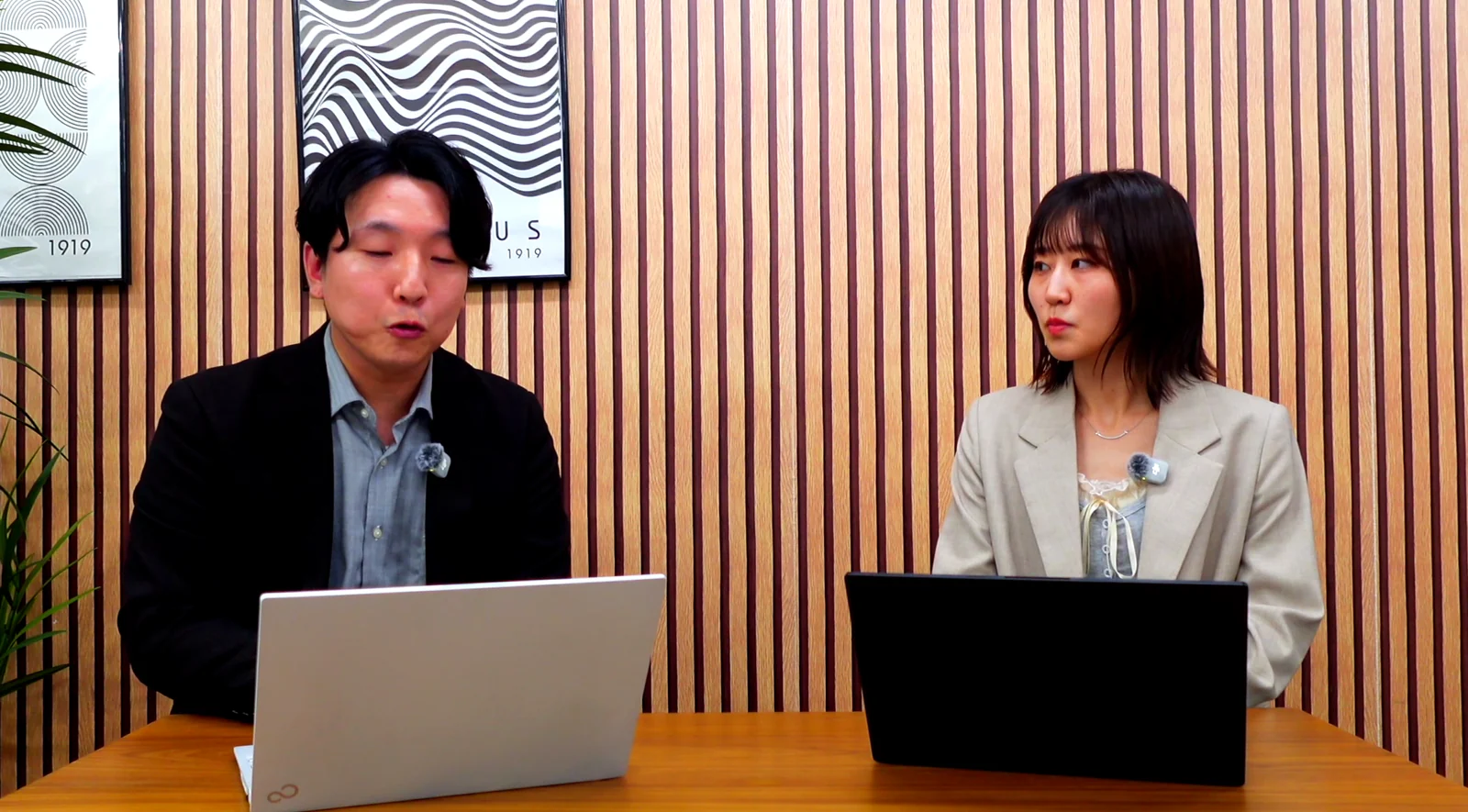 対談する山﨑弘基と我妻