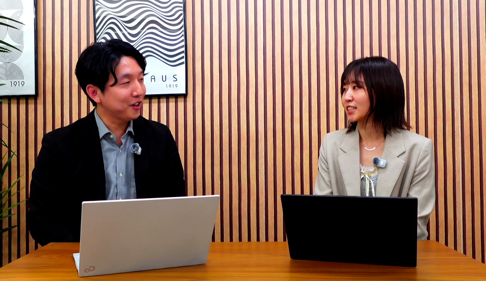 向かい合って話す山﨑弘基と我妻